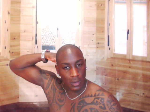 ThaysonHot - Live cam hot with this Men sexually attracted to the same sex with muscular build 