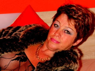 Bettina - Chat live hard with this hairy genital area Lady over 35 