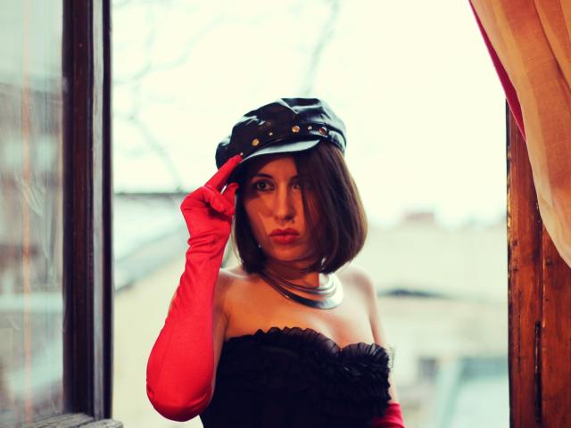 MagnificentQueen - Chat hard with this skinny body Dominatrix 