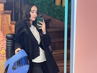 Lásd a AitanaJohns teljes profilját