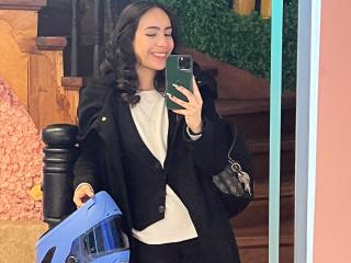 Lásd a AitanaJohns teljes profilját