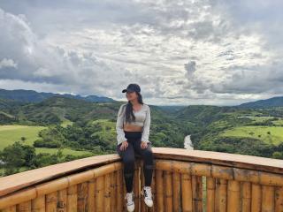 Lásd a SophieJones69 teljes profilját