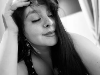 Lásd a EmaJames teljes profilját