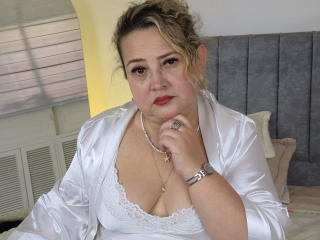 Se komplett profil för CurvyRosse