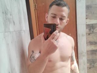 Vedere il profilo completo di AharonValentino