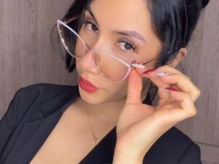 انظر إلى الملف المفصل لـ ArianaRogers