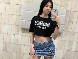 انظر إلى الملف المفصل لـ MilanMoon