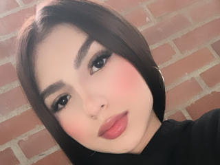 انظر إلى الملف المفصل لـ MilanMoon