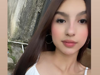 انظر إلى الملف المفصل لـ MilanMoon