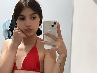 انظر إلى الملف المفصل لـ MilanMoon