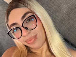 Yksityiskohtaiset tiedot mallista CamilleJuicyHot