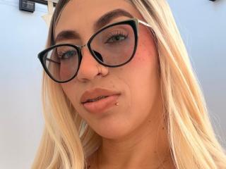 Yksityiskohtaiset tiedot mallista CamilleJuicyHot