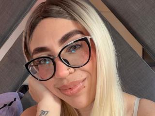 Yksityiskohtaiset tiedot mallista CamilleJuicyHot