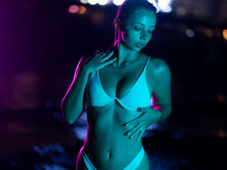 Ver a ficha detalhada de AishaBee