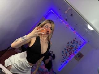 Yksityiskohtaiset tiedot mallista SammyViolet