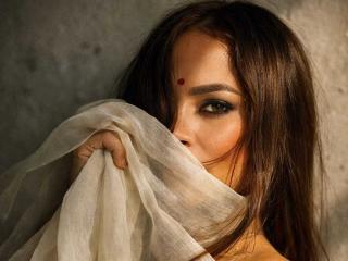 Yksityiskohtaiset tiedot mallista ShantalaKrisha