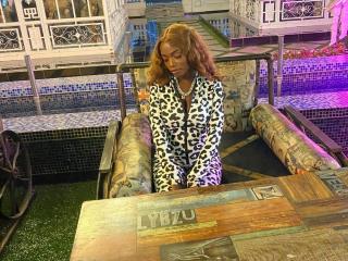Lásd a EbonyDivaa-hot teljes profilját