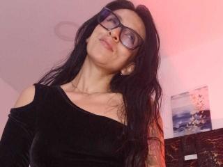 Lásd a ZarayFeet teljes profilját