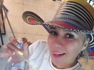 انظر إلى الملف المفصل لـ CamilaNoer