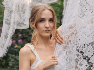 انظر إلى الملف المفصل لـ EvaDaly