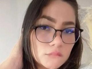 انظر إلى الملف المفصل لـ KhloeSexos