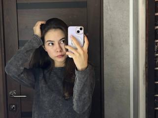 Yksityiskohtaiset tiedot mallista AnneKofron