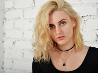 AmandaLight - online show x with this cocoa like hair Young and sexy lady 