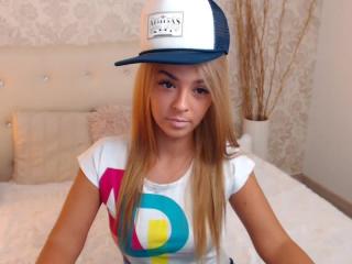 AliceGold - Chat live nude with this standard breast Young and sexy lady 