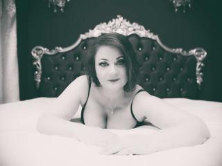 AliciaXHotty - Webcam porno avec une Mature à la poitrine parfaite  