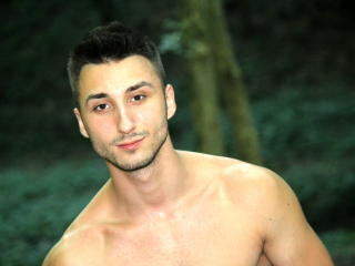 Karolino - Show live hot avec ce Homme avec le sexe complètement taillé sur le site Xlovecam 