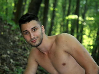 Karolino - Cam sexy with this charcoal hair Horny gay lads 