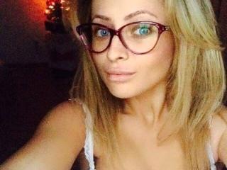 EvaFeminine - Chat live porn with this shaved pussy Girl 