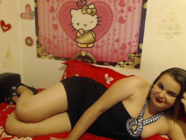 YourOnlyQueen - online chat hot with this shaved vagina Girl 