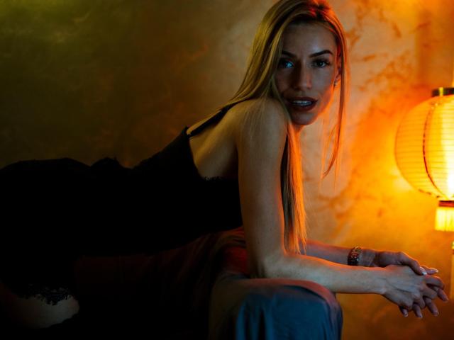 Nataacha - Web cam hard with this shaved private part Hot chicks 