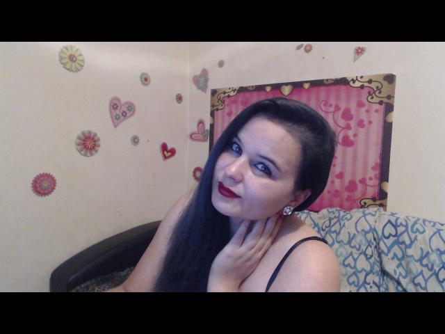 YourOnlyQueen - Chat cam porno avec une Resplendissante jeune jeune camgirl en chaleur à la chevelure noire sur XloveCam 