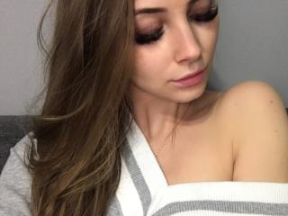 LarissaSexy69 - Webcam live hot avec une Séduisante jeune jeune camgirl hot ayant le sexe complètement épilé  