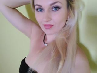 LauraSexyFeet - Web cam sexy with a regular body Girl 