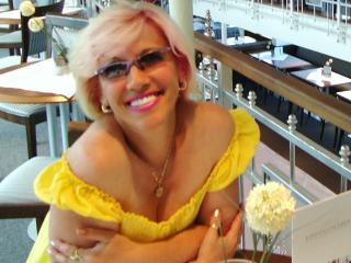 HappyLady69 - Live cam hot with a standard body MILF 