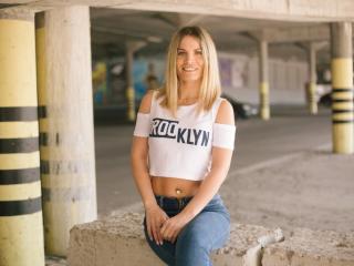 NikiSkyler - Web cam sex with this muscular build Sexy girl 