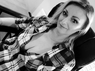VanessaXLovely - Video chat sex with a platinum hair Young lady 