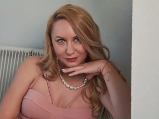 MyleinaMery - Web cam nude with this shaved intimate parts Attractive woman 