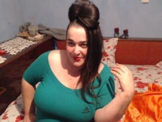 LaraBriliant - Chat x with a dark hair MILF 