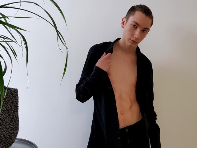 MaxAugust - Show nude with a European Gays 