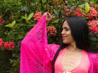 LalaLinda - Show live nude with this Shemale with regular melons 