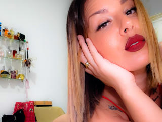 Cluzzygyal - Chat live sex with this gold hair Sexy lady 