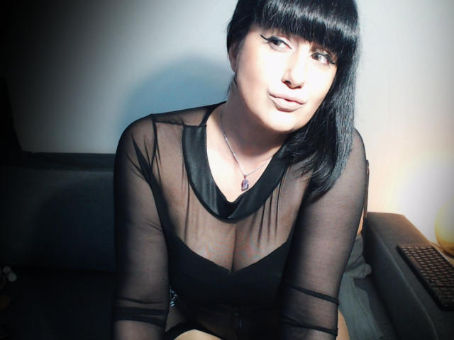 YourChallenge - Show live sex with this trimmed pubis Dominatrix 
