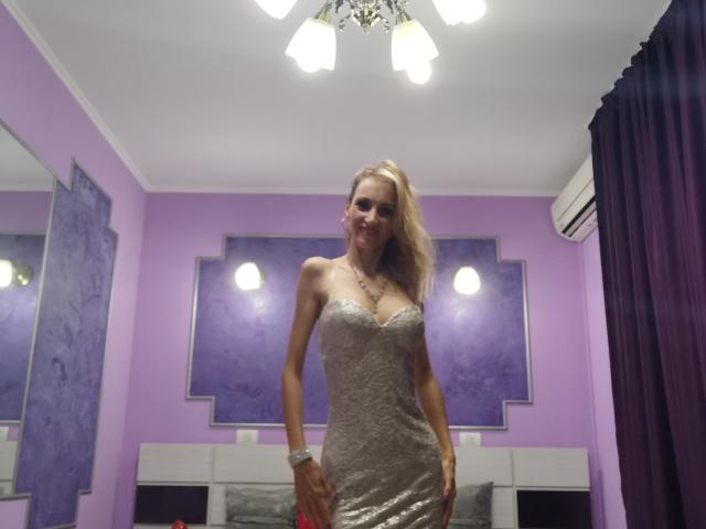 PlayfulErica - online show hard with this shaved intimate parts Gorgeous lady 