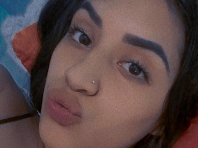 SamanthaSweett tem um piercing no nariz, lábios cheios e finos, como um beijo, e sobrancelhas grossas. Ela tem cabelo escuro, olhos castanhos e um tom de pele marrom claro..