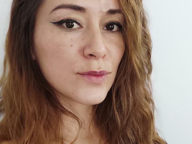 Maloryxx tiene una cara linda con cabello ondulado castaño, delineador de ojos oscuro, lápiz labial rosa y algunas pequeñas manchas de acné. Sus ojos son marrones y tiene una ligera expresión de puchero..