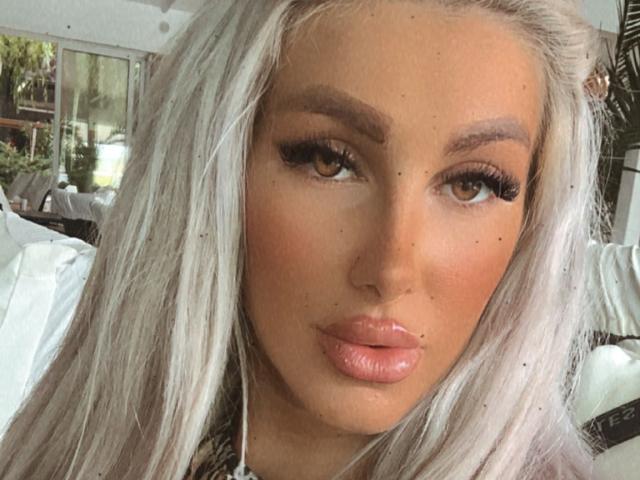 TanyaMonroe tiene el cabello largo y rubio platino, ojos marrones con pestañas gruesas, labios rosados y llenos, y un rostro ligeramente bronceado, con pecas y una mirada sutilmente sensual..